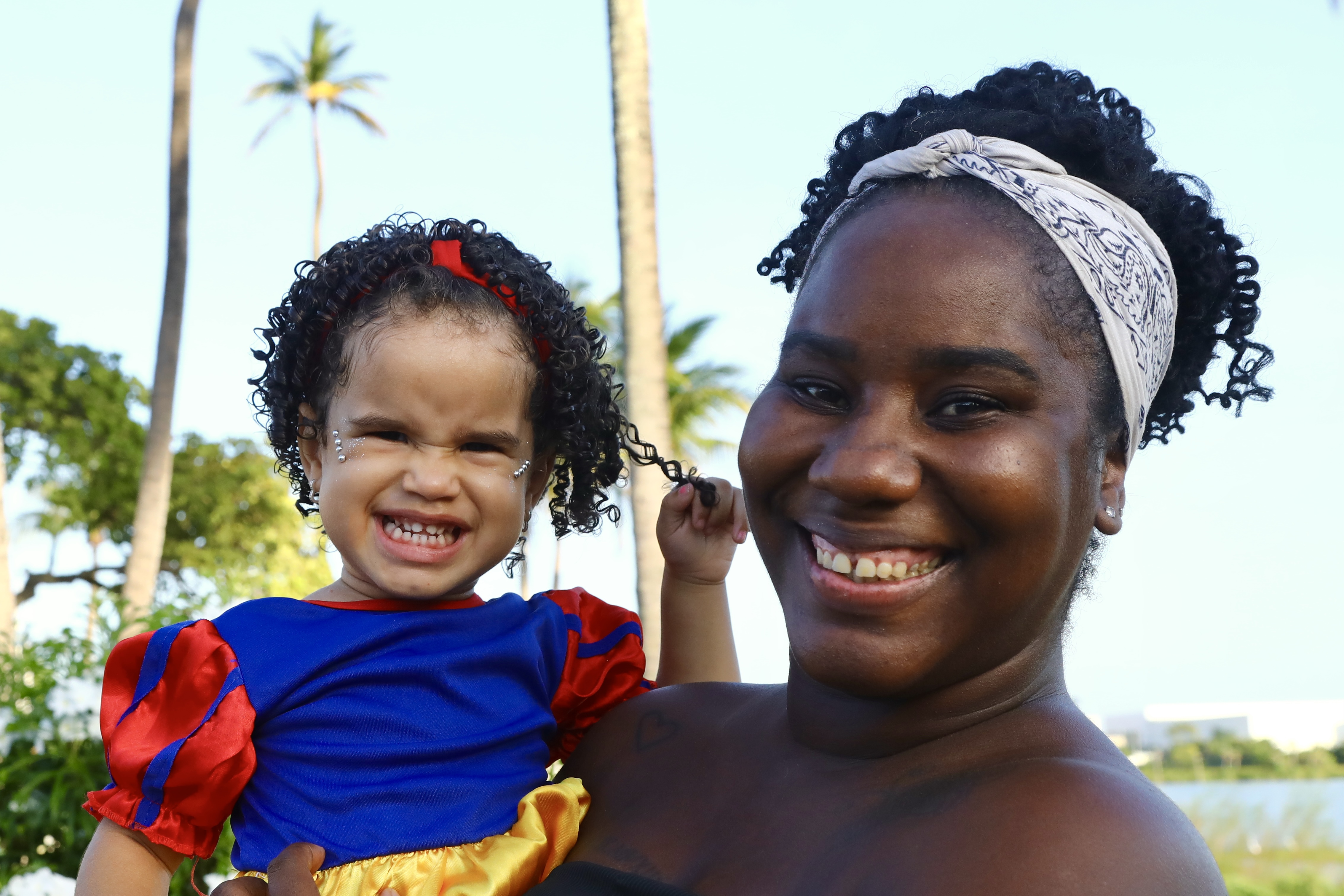 Daiane Regina com a filha nos braços